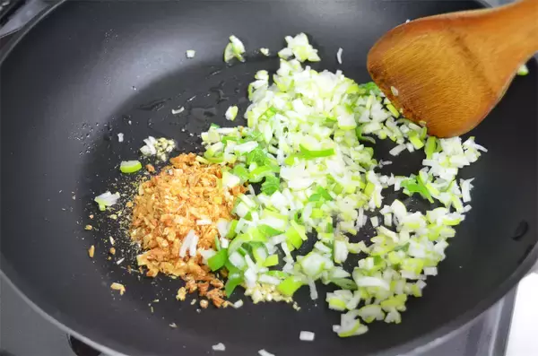 「【ラー油で炒めると甘くなる!?】素材の味が引き立つ「そら豆と豚肉のラー油炒め」作ってみた！桜エビがいい仕事」の画像