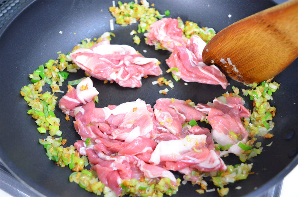 【ラー油で炒めると甘くなる!?】素材の味が引き立つ「そら豆と豚肉のラー油炒め」作ってみた！桜エビがいい仕事