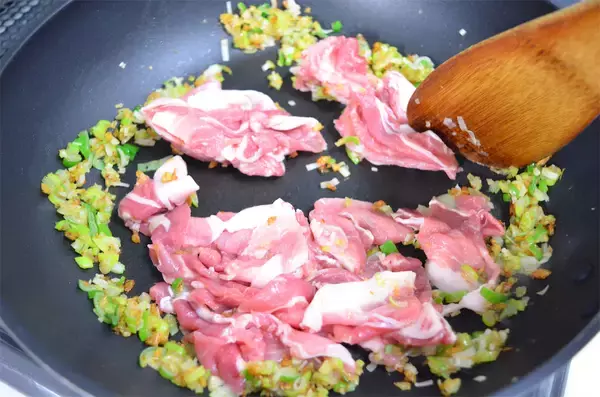 「【ラー油で炒めると甘くなる!?】素材の味が引き立つ「そら豆と豚肉のラー油炒め」作ってみた！桜エビがいい仕事」の画像