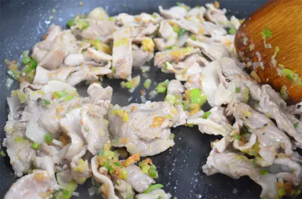 「【ラー油で炒めると甘くなる!?】素材の味が引き立つ「そら豆と豚肉のラー油炒め」作ってみた！桜エビがいい仕事」の画像