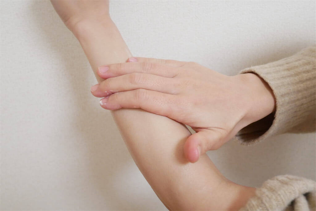 【スキンケアの裏ワザ】乾燥の季節…カサカサ痒み肌に速攻効く！最強の「保湿剤の塗り方」試してみた♪