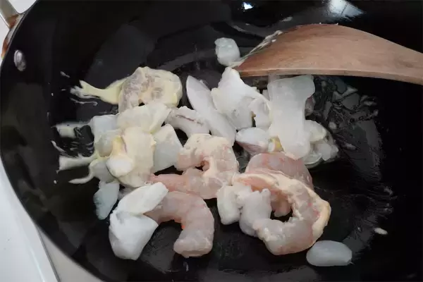 「【サラダの定番を炒める】「ロメインレタス」を“和風炒め”にしたら…シャキ旨でアリ寄りのアリ！【農家直伝】」の画像