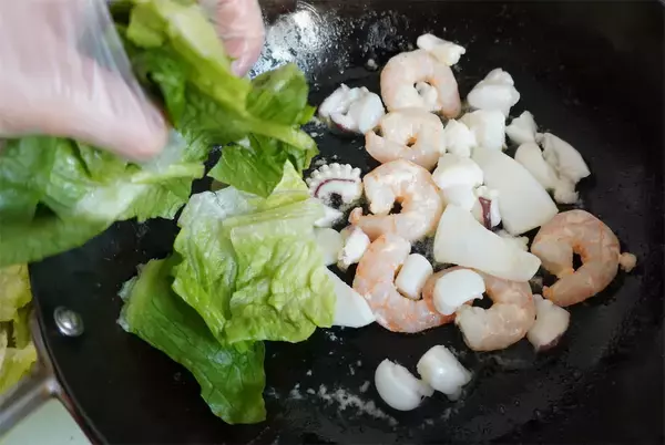 「【サラダの定番を炒める】「ロメインレタス」を“和風炒め”にしたら…シャキ旨でアリ寄りのアリ！【農家直伝】」の画像