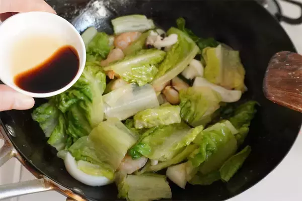 「【サラダの定番を炒める】「ロメインレタス」を“和風炒め”にしたら…シャキ旨でアリ寄りのアリ！【農家直伝】」の画像
