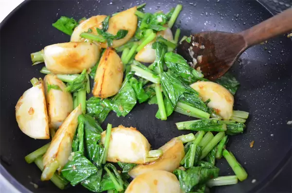 「【旬のかぶでガッツリ系】にんにくマシマシ「かぶのガーリックソテー」作ってみた！オイスターがいい仕事♡」の画像