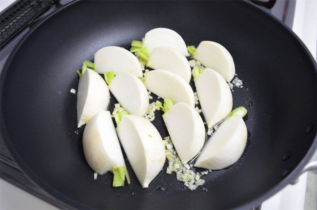 【旬のかぶでガッツリ系】にんにくマシマシ「かぶのガーリックソテー」作ってみた！オイスターがいい仕事♡