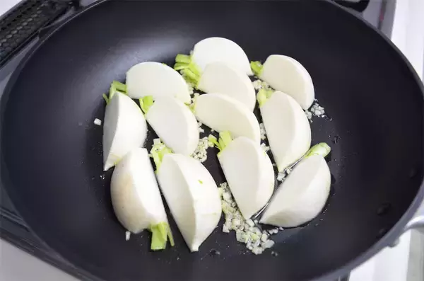 「【旬のかぶでガッツリ系】にんにくマシマシ「かぶのガーリックソテー」作ってみた！オイスターがいい仕事♡」の画像