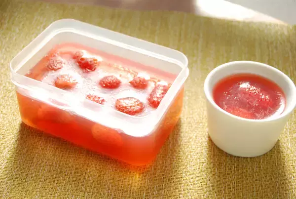 「【まるでいちごの煮こごり】「まるごとフレッシュ煮」でいちごの寒天ゼリー作ってみた！甘みと香り華やかすぎ♡」の画像