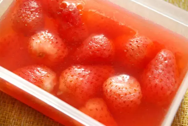 「【まるでいちごの煮こごり】「まるごとフレッシュ煮」でいちごの寒天ゼリー作ってみた！甘みと香り華やかすぎ♡」の画像