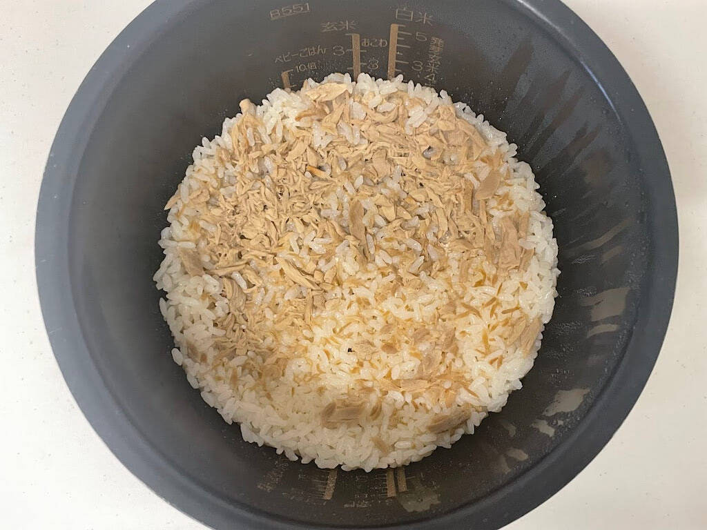 【セブンプレミアム公式】「ツナ缶炊き込みご飯」に挑戦！ツナ缶の油×白だしが最強！米にしみしみ～♡