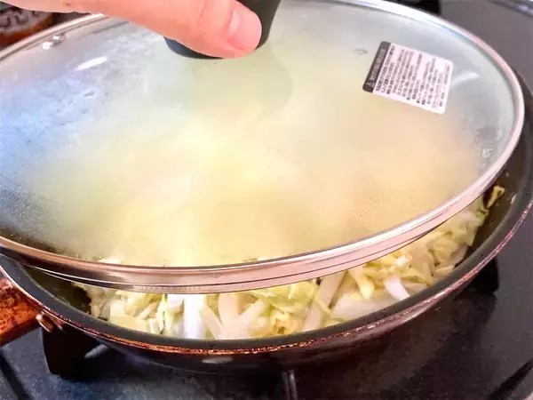 「柔らかくて甘い春野菜は“蒸し焼き”がウマい！「ただ焼くだけキャベツ玉ねぎ焼き」に挑戦♪もっちもち♡」の画像