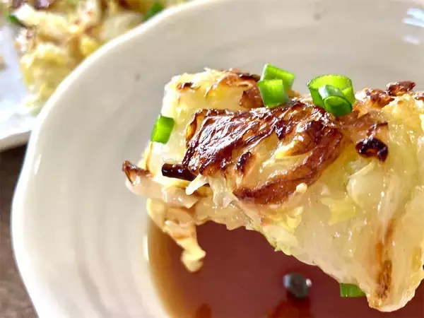 「柔らかくて甘い春野菜は“蒸し焼き”がウマい！「ただ焼くだけキャベツ玉ねぎ焼き」に挑戦♪もっちもち♡」の画像