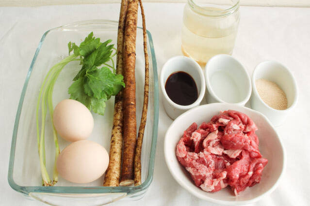 【フライパンで出来る鍋!?】どじょうは入れずに「ごぼうと牛こまの柳川風」作ってみた！卵とろとろ甘辛味♪