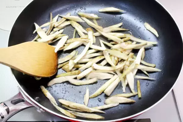 「【フライパンで出来る鍋!?】どじょうは入れずに「ごぼうと牛こまの柳川風」作ってみた！卵とろとろ甘辛味♪」の画像