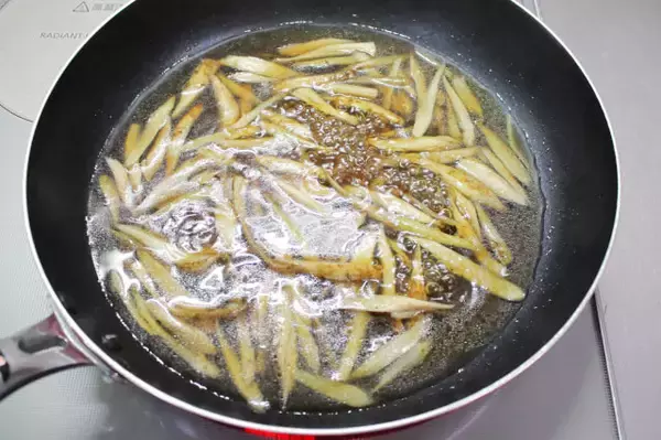 「【フライパンで出来る鍋!?】どじょうは入れずに「ごぼうと牛こまの柳川風」作ってみた！卵とろとろ甘辛味♪」の画像