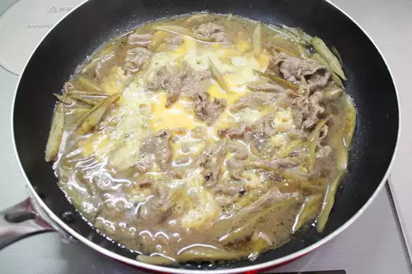 「【フライパンで出来る鍋!?】どじょうは入れずに「ごぼうと牛こまの柳川風」作ってみた！卵とろとろ甘辛味♪」の画像