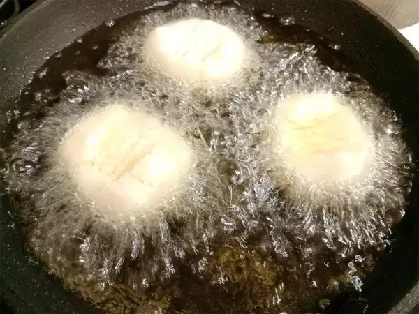 「【材料4つ】極ヘルシーな「おからナゲット」作ってみた！モッチリさつま揚げ風♡えのきがいい仕事♪【農家直伝】」の画像