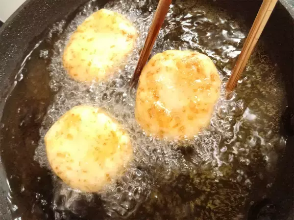 「【材料4つ】極ヘルシーな「おからナゲット」作ってみた！モッチリさつま揚げ風♡えのきがいい仕事♪【農家直伝】」の画像