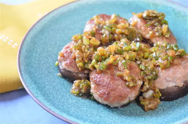 【肉汁と旨味の爆弾！】◯◯ネーズで剥がれずふっくら「椎茸バーグ」作ってみた！ねぎダレ絡めばもう最強♪