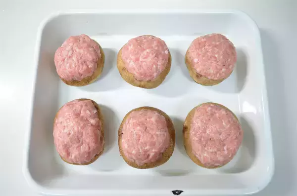 「【肉汁と旨味の爆弾！】◯◯ネーズで剥がれずふっくら「椎茸バーグ」作ってみた！ねぎダレ絡めばもう最強♪」の画像