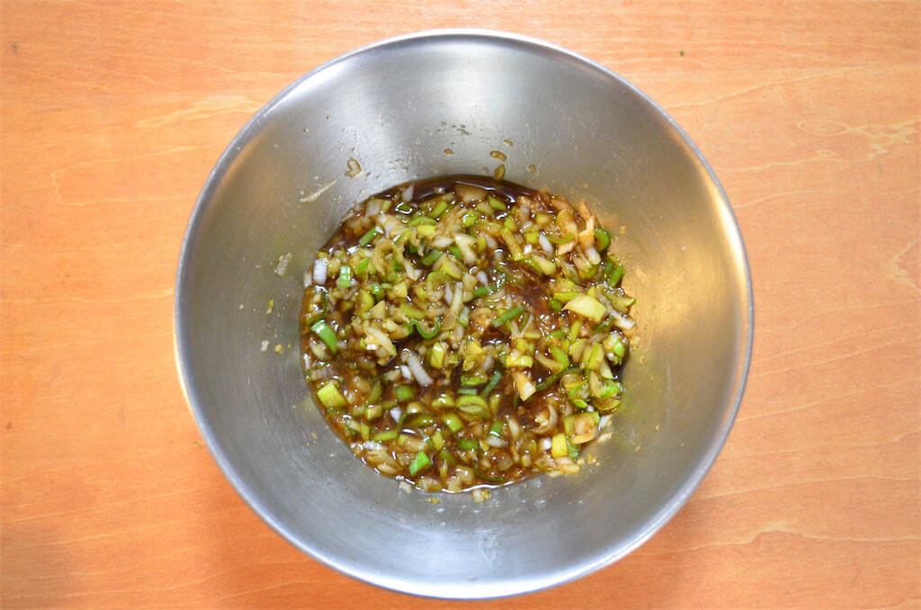 【肉汁と旨味の爆弾！】◯◯ネーズで剥がれずふっくら「椎茸バーグ」作ってみた！ねぎダレ絡めばもう最強♪