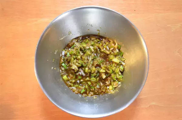 「【肉汁と旨味の爆弾！】◯◯ネーズで剥がれずふっくら「椎茸バーグ」作ってみた！ねぎダレ絡めばもう最強♪」の画像