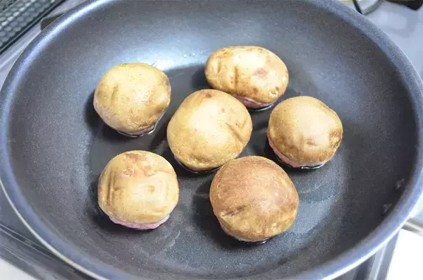 「【肉汁と旨味の爆弾！】◯◯ネーズで剥がれずふっくら「椎茸バーグ」作ってみた！ねぎダレ絡めばもう最強♪」の画像