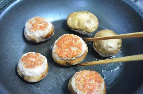 「【肉汁と旨味の爆弾！】◯◯ネーズで剥がれずふっくら「椎茸バーグ」作ってみた！ねぎダレ絡めばもう最強♪」の画像