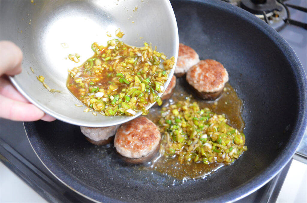 【肉汁と旨味の爆弾！】◯◯ネーズで剥がれずふっくら「椎茸バーグ」作ってみた！ねぎダレ絡めばもう最強♪