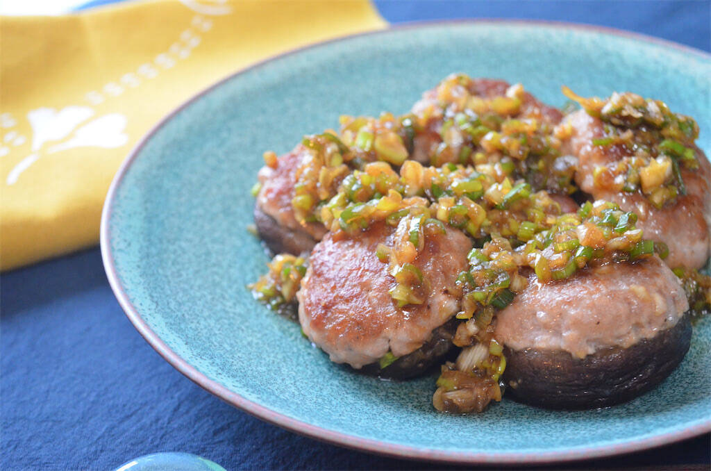 【肉汁と旨味の爆弾！】◯◯ネーズで剥がれずふっくら「椎茸バーグ」作ってみた！ねぎダレ絡めばもう最強♪