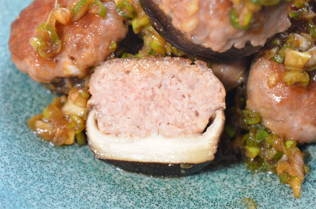 【肉汁と旨味の爆弾！】◯◯ネーズで剥がれずふっくら「椎茸バーグ」作ってみた！ねぎダレ絡めばもう最強♪