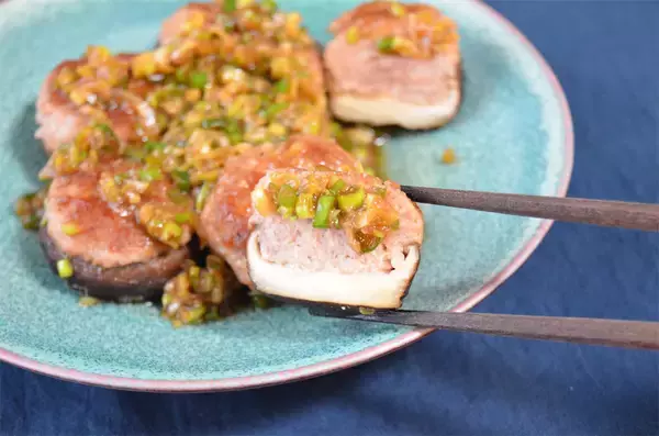 「【肉汁と旨味の爆弾！】◯◯ネーズで剥がれずふっくら「椎茸バーグ」作ってみた！ねぎダレ絡めばもう最強♪」の画像