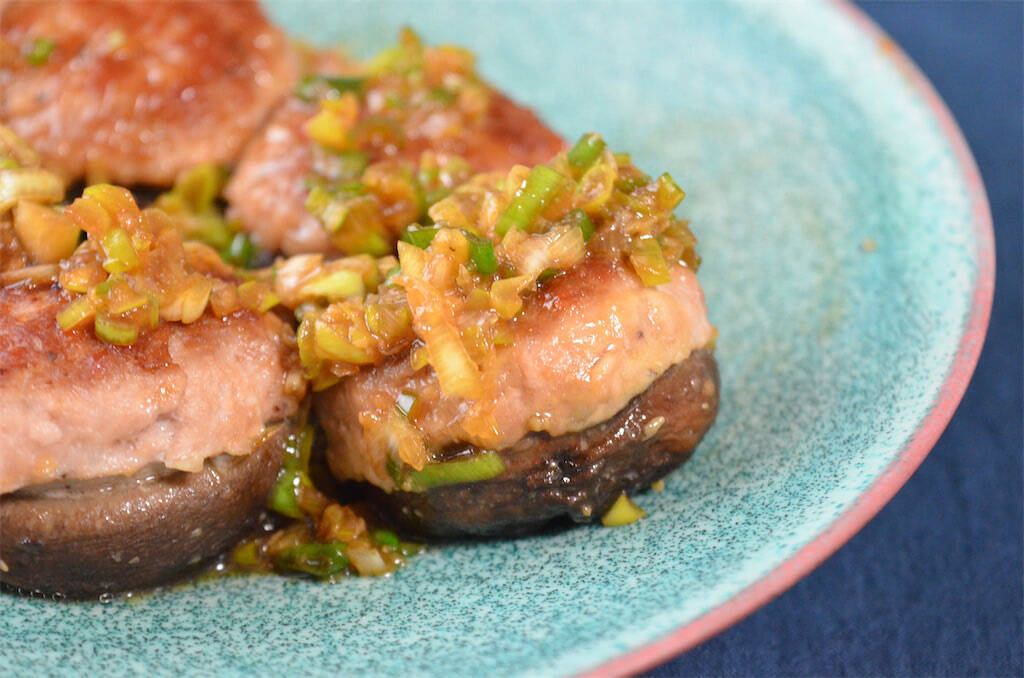 【肉汁と旨味の爆弾！】◯◯ネーズで剥がれずふっくら「椎茸バーグ」作ってみた！ねぎダレ絡めばもう最強♪