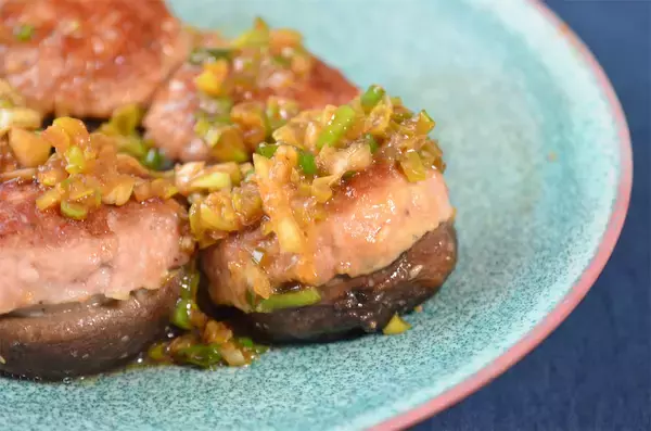 「【肉汁と旨味の爆弾！】◯◯ネーズで剥がれずふっくら「椎茸バーグ」作ってみた！ねぎダレ絡めばもう最強♪」の画像