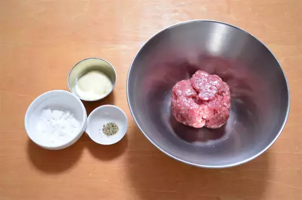 「【肉汁と旨味の爆弾！】◯◯ネーズで剥がれずふっくら「椎茸バーグ」作ってみた！ねぎダレ絡めばもう最強♪」の画像