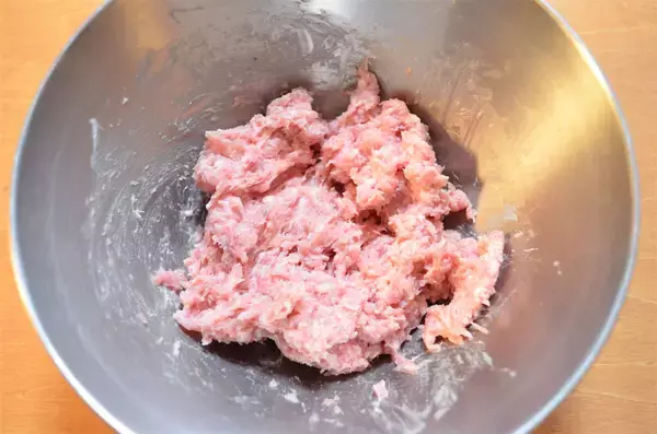 「【肉汁と旨味の爆弾！】◯◯ネーズで剥がれずふっくら「椎茸バーグ」作ってみた！ねぎダレ絡めばもう最強♪」の画像