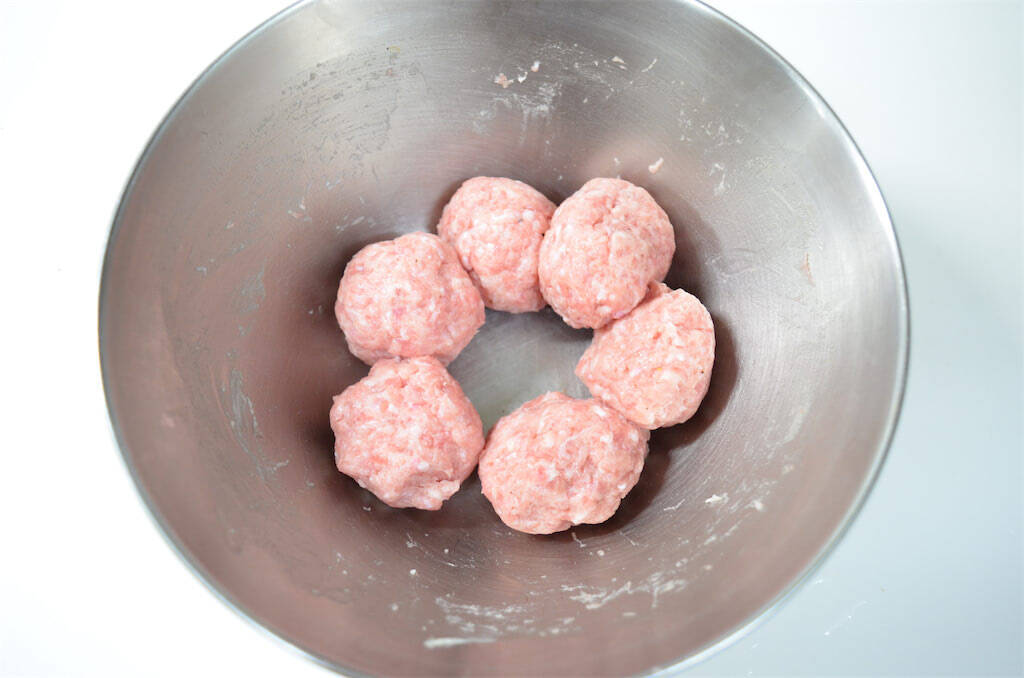 【肉汁と旨味の爆弾！】◯◯ネーズで剥がれずふっくら「椎茸バーグ」作ってみた！ねぎダレ絡めばもう最強♪