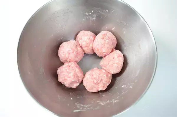 「【肉汁と旨味の爆弾！】◯◯ネーズで剥がれずふっくら「椎茸バーグ」作ってみた！ねぎダレ絡めばもう最強♪」の画像