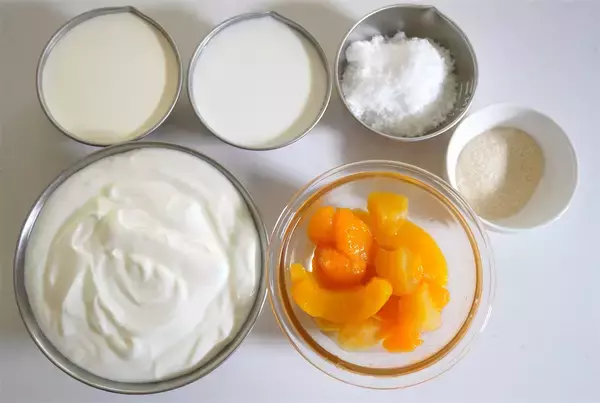 「【懐かしの給食デザート再現】生クリームで濃厚仕立てに♡「フルーツ入りヨーグルト」作ってみた！【農家直伝】」の画像