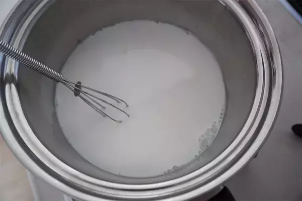 「【懐かしの給食デザート再現】生クリームで濃厚仕立てに♡「フルーツ入りヨーグルト」作ってみた！【農家直伝】」の画像