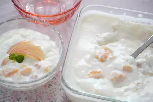 「【懐かしの給食デザート再現】生クリームで濃厚仕立てに♡「フルーツ入りヨーグルト」作ってみた！【農家直伝】」の画像