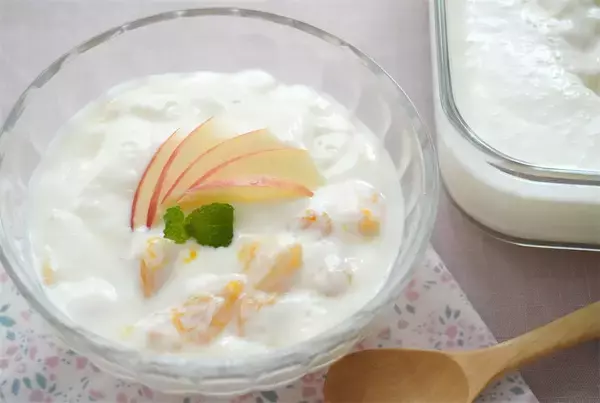 「【懐かしの給食デザート再現】生クリームで濃厚仕立てに♡「フルーツ入りヨーグルト」作ってみた！【農家直伝】」の画像