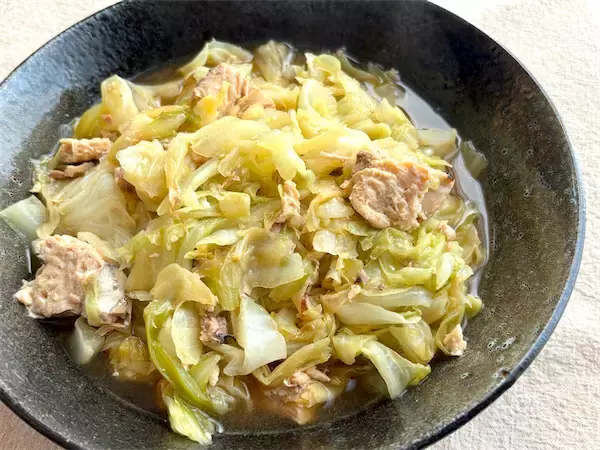 【昭和初期の豪快キャベツ料理】丸ごと1個切って炒めて煮るだけ！「キャベツのやわらか煮」が極甘だった話