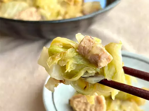 「【昭和初期の豪快キャベツ料理】丸ごと1個切って炒めて煮るだけ！「キャベツのやわらか煮」が極甘だった話」の画像