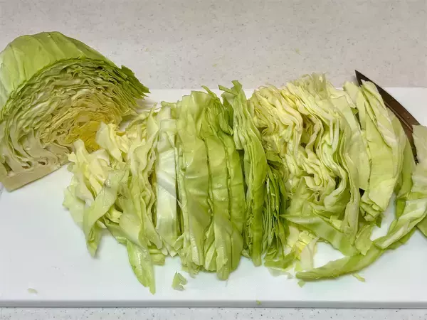 「【昭和初期の豪快キャベツ料理】丸ごと1個切って炒めて煮るだけ！「キャベツのやわらか煮」が極甘だった話」の画像