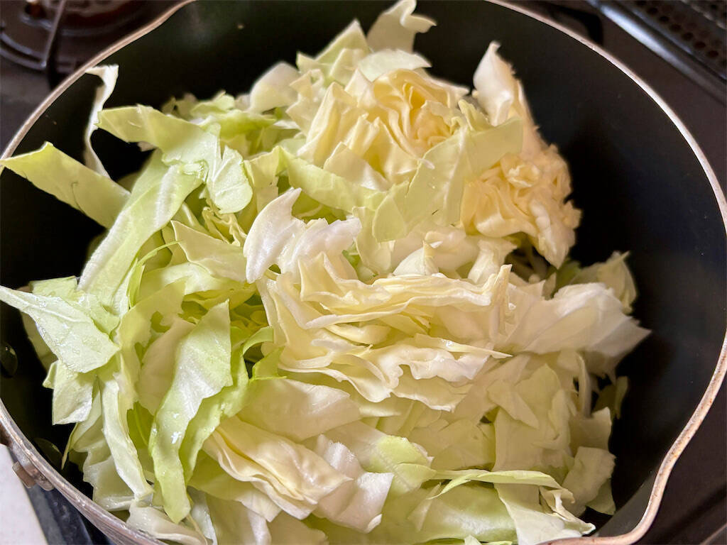 【昭和初期の豪快キャベツ料理】丸ごと1個切って炒めて煮るだけ！「キャベツのやわらか煮」が極甘だった話