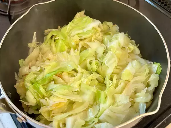 「【昭和初期の豪快キャベツ料理】丸ごと1個切って炒めて煮るだけ！「キャベツのやわらか煮」が極甘だった話」の画像