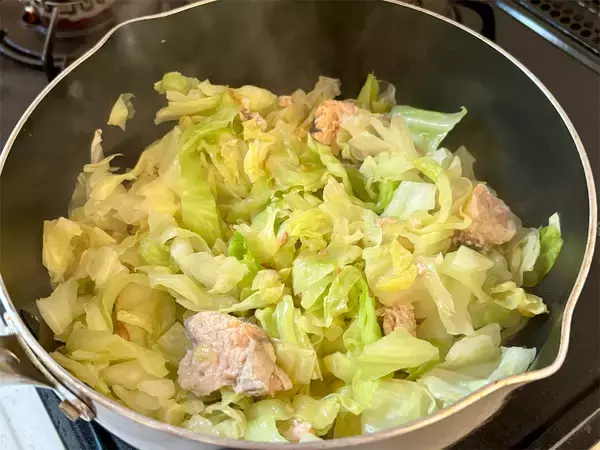 「【昭和初期の豪快キャベツ料理】丸ごと1個切って炒めて煮るだけ！「キャベツのやわらか煮」が極甘だった話」の画像