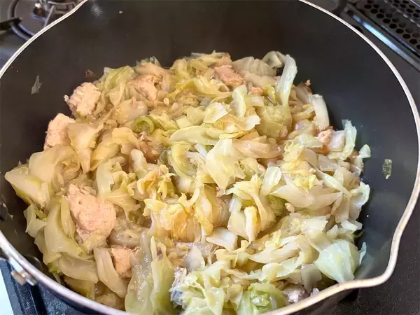 「【昭和初期の豪快キャベツ料理】丸ごと1個切って炒めて煮るだけ！「キャベツのやわらか煮」が極甘だった話」の画像