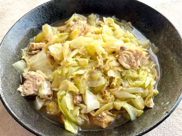 「【昭和初期の豪快キャベツ料理】丸ごと1個切って炒めて煮るだけ！「キャベツのやわらか煮」が極甘だった話」の画像